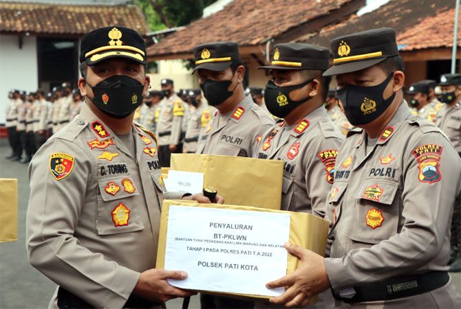 DIGERAKKAN: Polres Pati menggelar apel pergeseran pasukan penyerahan bantuan tunai kepada masyarakat di mapolres setempat belum lama ini. (ANDRE FAIDHIL FALAH/RADAR KUDUS)