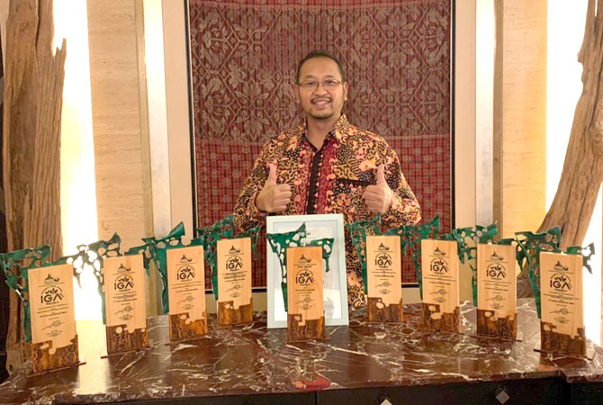 SVP Sekretaris Perusahaan PKT Teguh Ismartono berpose bersama plakat yang diterima Pupuk Kaltim sebagai The Best Indonesia Green Awards (IGA) 2022 dari La Tofi School of CSR. (Humas Pupuk Kaltim for Radar Kudus)