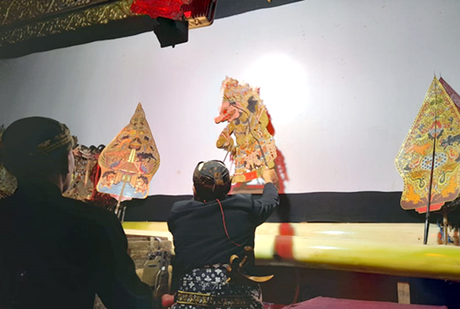 NGURI-URI BUDAYA: Dalang Ki Hendro Suryo Kartiko memainkan wayang dengan lakon