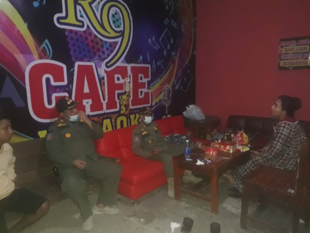 DITINDAK: Satpol PP Rembang memberi sanksi kafe yang masih buka saat Ramadan. (SATPOL PP FOR RADAR KUDUS)