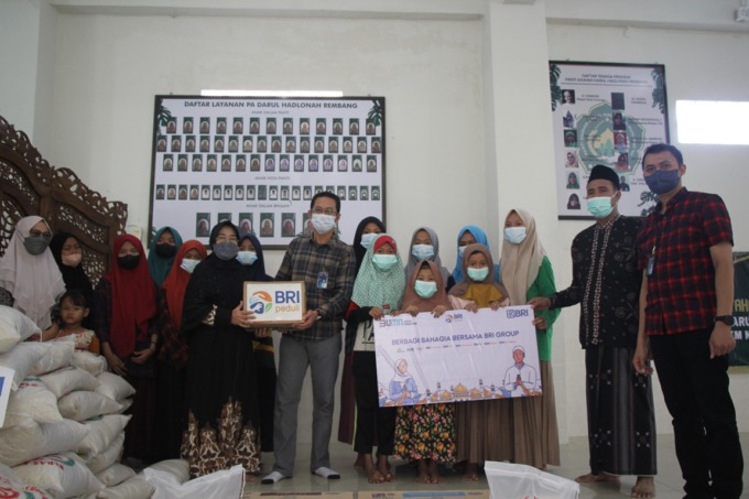 PEDULI: BRI Cabang Rembang menyalurkan paket sembako kepada Panti Asuhan Darul Hadlonah. (WISNU AJI/REMBANG)