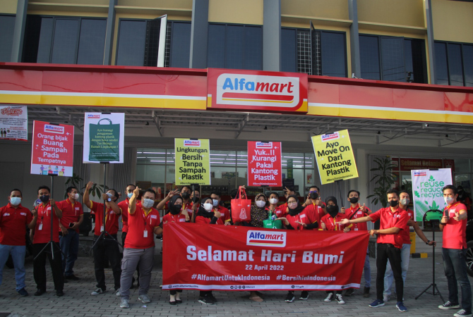 KOMITMEN: Karyawan Alfamart Rembang mengajak konsumen kampanye bersama stop kantong plastik di toko Alfamart depan hotel Pollos Rembang Jumat lalu. (WISNU AJI/RADAR KUDUS)