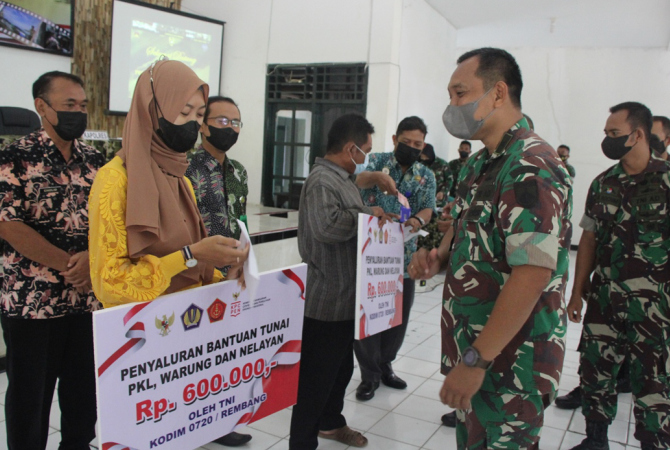 DISALURKAN: Dandim 0720 Rembang, Letkol Kav Donan Wahyu Sejati menyalurkan BTPKLWN secara simbolis pada Jumat (8/4). (WISNU AJI/RADAR KUDUS)