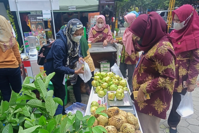 MENARIK: Stan-stan batik digelar saat ada kegiatan di Pendapa Rumah Dinas Bupati Blora beberapa waktu lalu. (VACHRI RINALDY L/RADAR KUDUS)