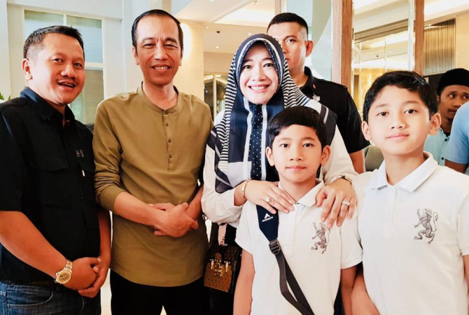 BERTEMU PRESIDEN: Crazy Rich Grobogan Joko Suranto bersama keluarga bertemu Presiden Jokowi beberapa waktu yang lalu. (ISTIMEWA/RADAR KUDUS)