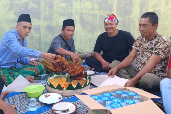 KAWIT: Pengurus DPC PKB Blora, dewan syuro PKB Blora, serta tokoh agama sekitar sedang berdoa sebelum memulai pendirian Pendapa PKB, Kamis (31/3). (PKB BLORA FOR RADAR KUDUS)