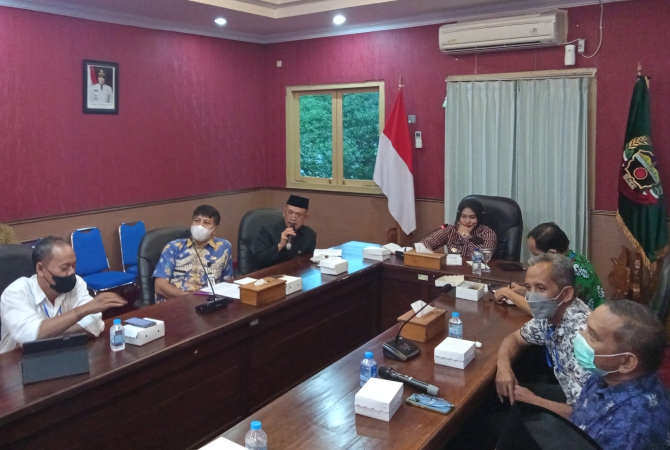 SERIUS SANTAI: Kepala Bappeda Blora Mahbub Junaidi sedang memaparkan data screening cepat SLRT, Kamis (31/3). (AHMAD ZA