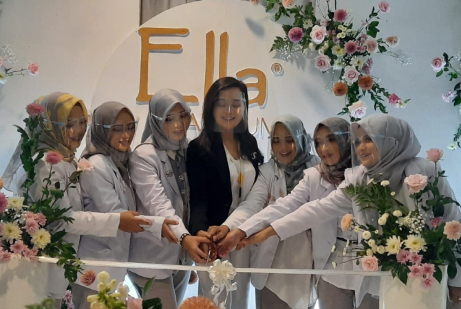 POTONG PITA: Brand Manajer Ella Skin Care Kudus Mellyta (Blazer Hitam) bersama dokter-dokter kecantikan pemotongan pita untuk sebagai tanda di launchinya Ella Platinum, Kamis (7/4). (ELLA PLATINUM FOR RADAR KUDUS)