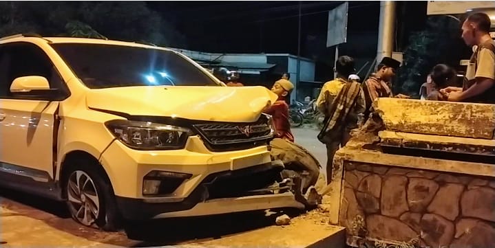 LAKA TUNGGAL: Mobil Wuling Confero menabrak pembatas jembatan Bakalan, Kalinyamatan, Jepara setelah menghindari lubang. (DOK. RADAR KUDUS)