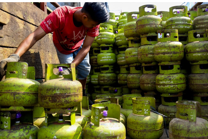 Ilustrasi penjualan gas LPG 3 kg. (Dery Ridwansah/ JawaPos.com)