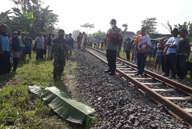 TERSAMBAR: Kondisi korban yang tersambar KA Joglosemarketro di Dusun Lebak, Desa Ledokdawan, Kecamatan Geyer. (ISTIMEWA FOR RADAR KUDUS)