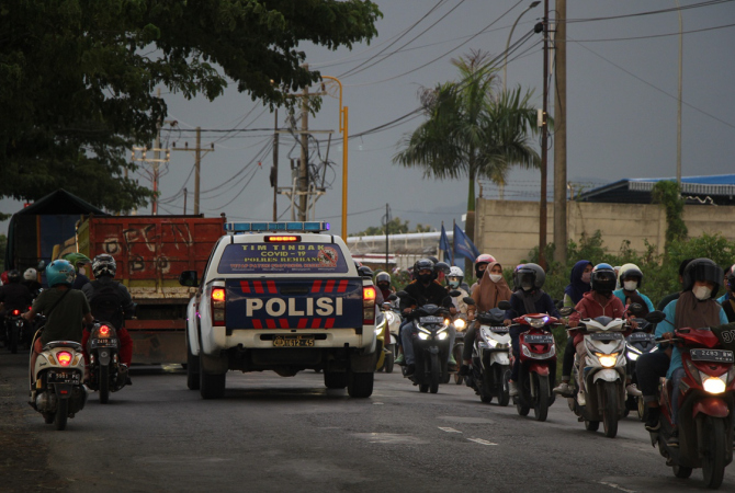 SEMRAWUT: Kendaraan melewati area Jalan Rembang-Pamotan depan pabrik beberapa waktu lalu. (WISNU AJI/RADAR KUDUS)