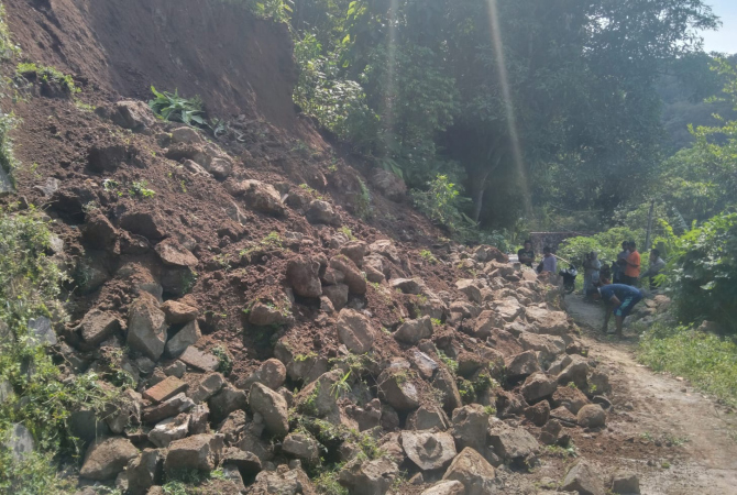 TERTIMBUN: Jalan di Desa Banyu Urip, Kecamatan Pancur tertimbun longsor pada Sabtu (9/4). (BPBD FOR RADAR KUDUS)
