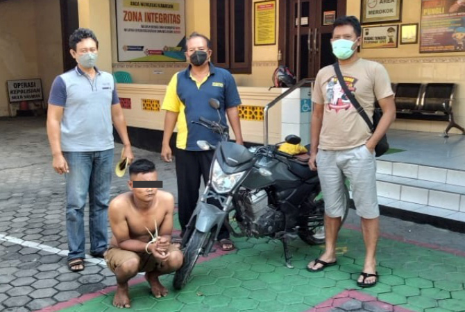 DIAMANKAN: Polsek Juwana mengamankan AS, 19 warag Kecamatan Grobogan yang diketahui mencuri sepeda motor dinas polisi di Kragan, Rembang. (ISTIMEWA RADAR KUDUS)