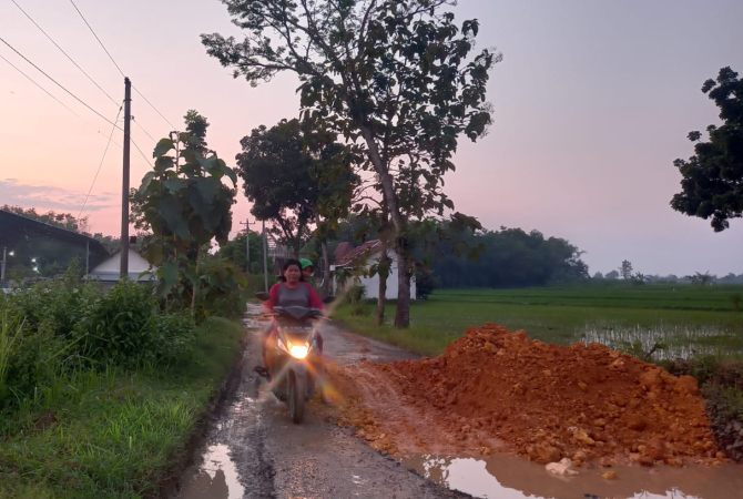 HINDARI LUBANG: Pemotor menghindari lubang jalan di ruas Jalan Jepon-Bogorejo. (VACHRY RINALDY L/RADAR KUDUS)