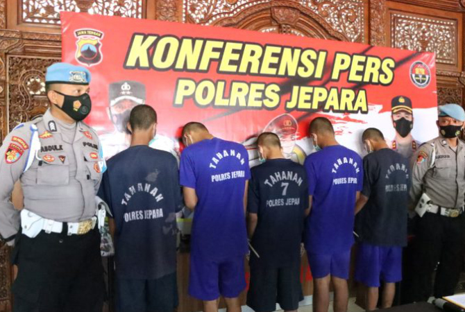 TERSANGKA : Para tersangka pemerkosaan anak di bawah umur saat ditampilkan dalam konferensi pers Polres Jepara pada Rabu pagi (6/4). (POLDA JATENG)