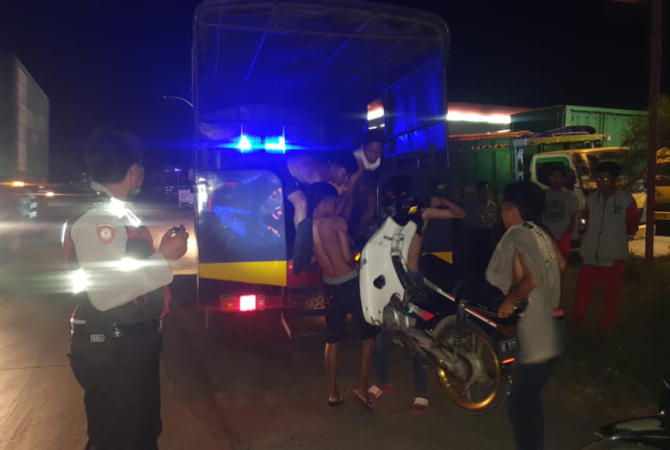 DIAMANKAN: Polsek bersama tim piket patroli sat samapta Polres Rembang mengangkut kendaraan yang ditinggalkan pemiliknya saat operasi balap liar di Punjulharjo, Rembang. (POLSEK REMBANG KOTA FOR RADAR KUDUS)
