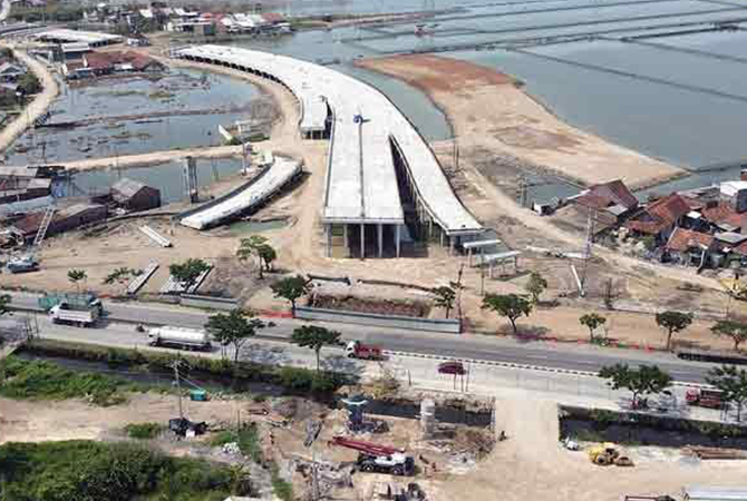 Jalan tol Sidogemah Sayung yang melintasi jalan raya Pantura. (WAHIB PRIBADI/JAWA POS RADAR SEMARANG)