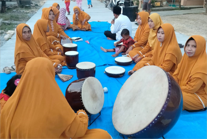 BERSYUKUR JALAN MULUS: Warga menggelar tasyakuran dan buka bersama hingga dimeriahkan rebana ibu-ibu di jalan kabupaten di Desa Jetis, Karangrayung, Grobogan, yang dibangun pengusaha Joko Suranto dengan biaya pribadi. (SUHARNANIK FOR RADAR KUDUS)