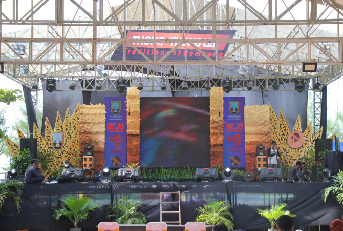 REBORN: Panggung festival thong-thonglek disiapkan secara megah panitia untuk penampilan perdana thong-thonglek reborn 2022 di TRP Kartini Rembang, Rabu (27/4).  (WISNU AJI/RADAR KUDUS)