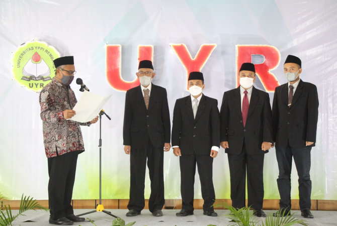 AMANAH: Prosesi pengambilan sumpah serta jabatan Rektor dan Wakil Rektor Universitas YPPI Rembang (UYR) di Hotel Pollos Rembang, Kamis (21/4). (WISNU AJI/RADAR KUDUS)