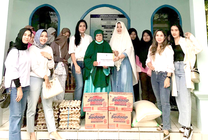 BERBAGI: Komunitas sepeda WCC membagikan sembako kepada Panti Asuhan Yatim Aisyiyah Purwodadi dan Peduli Rumah Ibadah Musala Al Ikhlas, Dusun Ngramut, Desa Menduran, belum lama ini. (SIROJUL MUNIR/RADAR KUDUS)