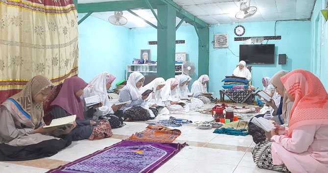 NGAJI: Bu Nyai Maimon Zubair mengajar santri putri. (NIBROS HASSANI/RADAR KUDUS)
