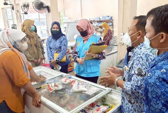 SIDAK: Petugas dari Disperindag, Disnakkan, dan Dinkes Grobogan, saat sidak di pasar tradisional dan modern kemarin. (INTAN MAYLANI SABRINA/RADAR KUDUS)