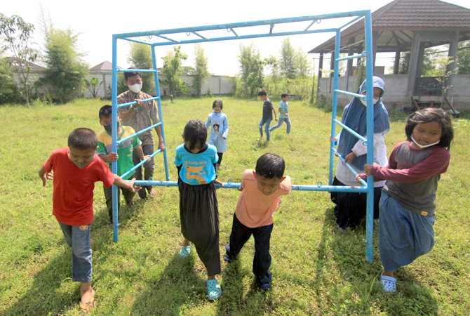 ANAK-ANAK LEBIH CERIA: Siswa-siswi di Sekolah Alam Nara Mulia menjalani pembelajaran di luar ruangan. (DONNY SETYAWAN/RADAR KUDUS)