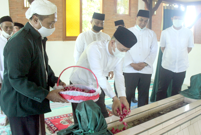 HIKMAT: Prosesi tabur bunga oleh Bupati Jepara di makam Pangeran Syarif dan Moliki di Kelurahan Saripan, Jepara dalam peringatan HUT Jepara tahun kemarin. (MOH. NUR SYAHRI MUHARROM/RADAR KUDUS)