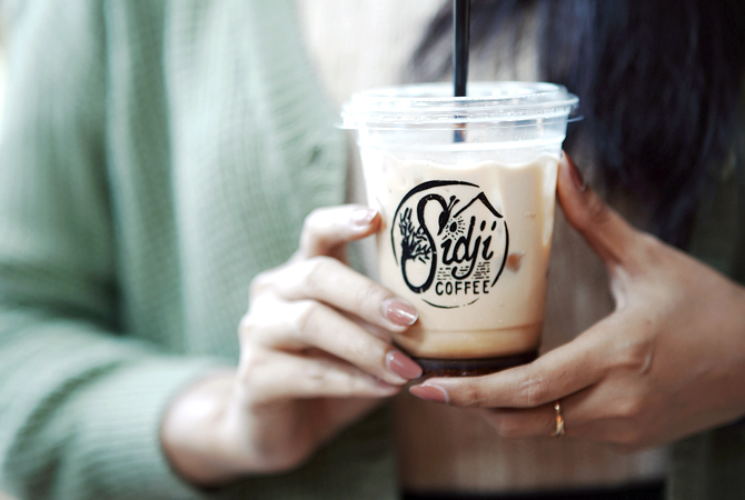 NYEGERIN: Kopi susu dengan gula aren dengan cita rasanya gurih saat ini sedang digandrungi berbagai kalangan. (SIDJI COFFEE FOR RADAR KUDUS)