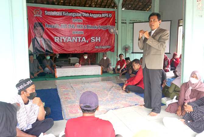 Anggota MPR RI Riyanta berada di tengah-tengah peserta dalam kegiatan sosialisasi kebangsaan di Desa Banyutowo kemarin. (ACHMAD ULIL ALBAB/RADAR KUDUS)
