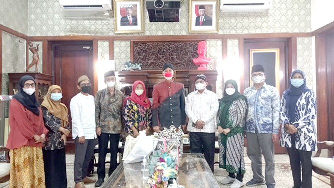 BERKUNJUNG: Kepanitiaan KUPI audiensi bersama Gubernur Jawa Tengah Ganjar Pranowo belum lama ini. (PONPES HA FOR RADAR KUDUS)