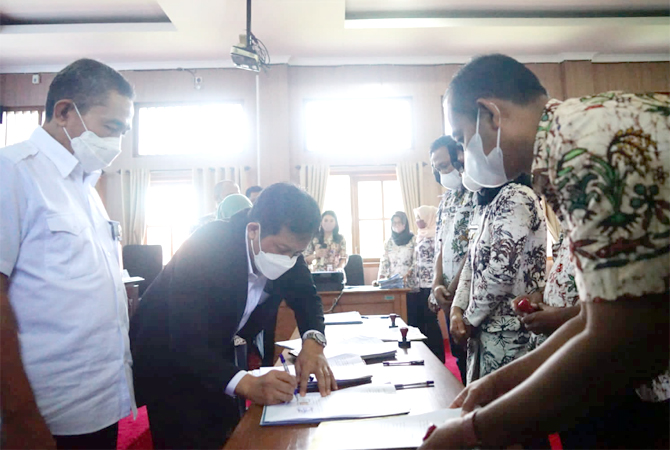 DITEKEN: Pihak calon perangkat desa dan Universitas Stikubank Semarang menandatangani perjanjian kerja sama di Ruang Penjawi Setda Pati kemarin. (ANDRE FAIDHIL FALAH/RADAR KUDUS)