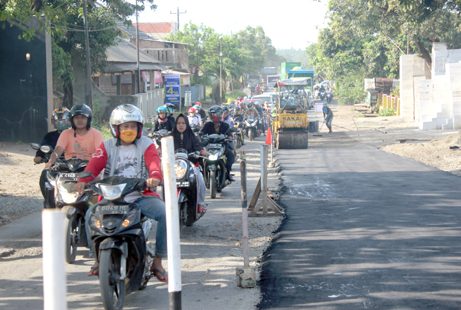 MACET: Pengendara yang melintasi Jalan Jepara-Bangsri, Desa Sumanding, Mlonggo. (NIBROS HASSANI/JAWA POS RADAR KUDUS)