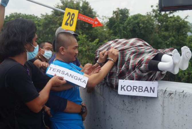 REKA ULANG: Polisi menggelar 30 reka ulang adegan kasus pembunuhan bidan Sweetha Kusuma Gatra Subardiya, 32, yang jenazahnya dibuang oleh warga Rembang, Donny Christiawan Eko Wahyudi, 31, pada Kamis (7/4). (DAMAR SUNIKO/CNN INDONESIA)