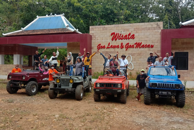 SARANA PENUNJANG: Warga saat naik transportasi menuju Gua Lawa dan Gua Macan. Dua Lokasi Wisata hanya Dapat Rp 50 Juta. (INTAN MAYLANI SABRINA/RADAR KUDUS)