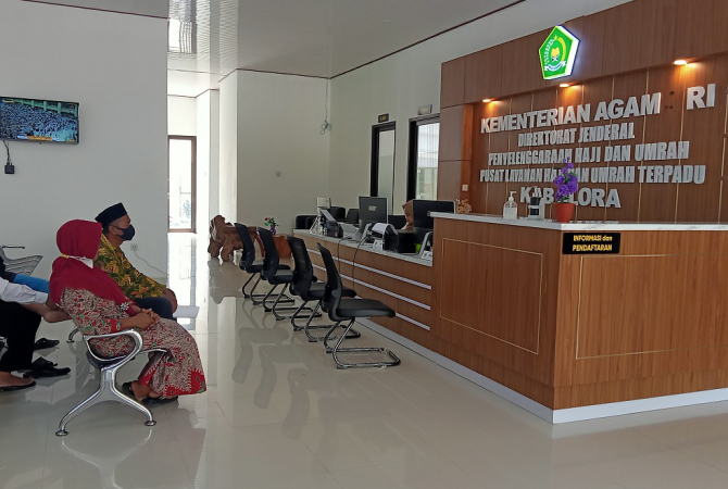 MENUNGGU: Beberapa orang sedang berada di ruang tunggu di Gedung Haji Umroh Kemenag Blora beberapa waktu lalu. (AHMAD ZA’IIMUL CHANIEF/ RADAR KUDUS)