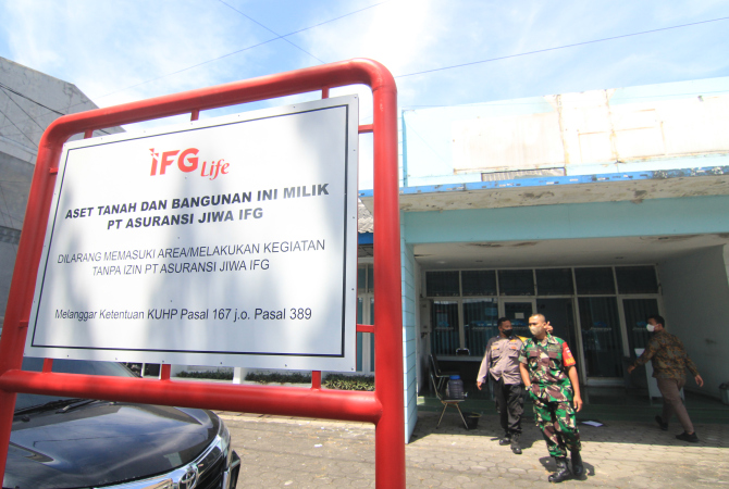 DIEKSEKUSI: Polisi dan TNI berjaga di kantor Jiwasraya di Jalan Pemuda Kudus saat penyitaan aset oleh Pengadilan Negeri Kudus, Jumat (22/4). (DONY SETYAWAN/RADAR KUDUS)