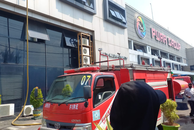 SIGAP: Tim pemadap kebakaran dari pemkab kudus segera datang usai mendapat laporan Pura Group Unit terbakar pada Rabu (14/3). (DONNY SETIAWAN/RADAR KUDUS)