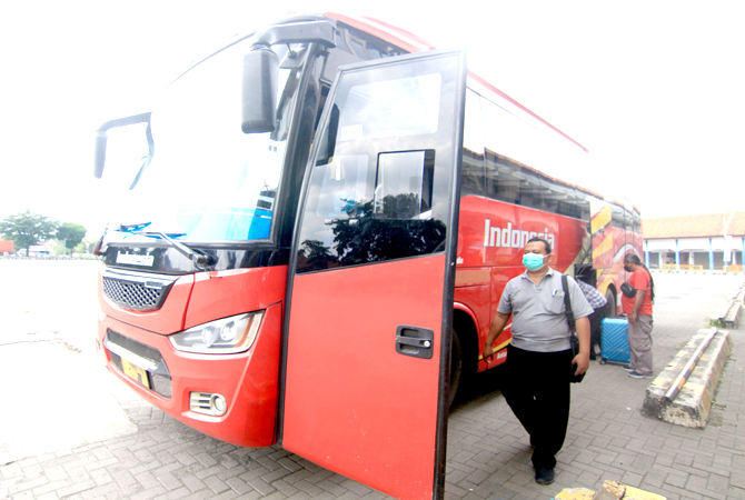 TERBATAS: Salah satu bus menurunkan penumpang di Terminal Jati kemarin. Pemkab Kudus tahun ini menyediakan dua bus mudik gratis. (DONNY SETYAWAN/ RADAR KUDUS)