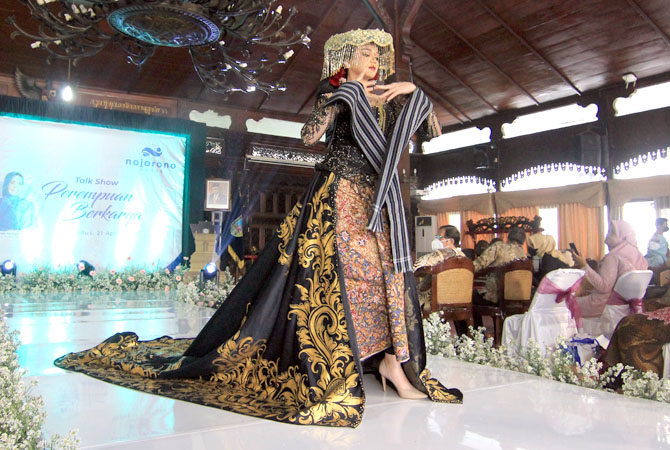 ANGGUN: Salah satu model membawakan pakaian khas Kudus yang di antaranya berbahan batik Kudus. (DONNY SETYAWAN/RADAR KUDUS)