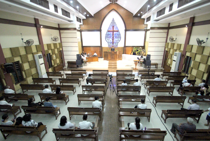 Tempat duduk di Gereja Injili di Tanah Jawa (GITJ) Jepara dibuat berjarak saat misa Kamis Putih kemarin. (MOH. NUR SYAHRI MUHARROM/RADAR KUDUS