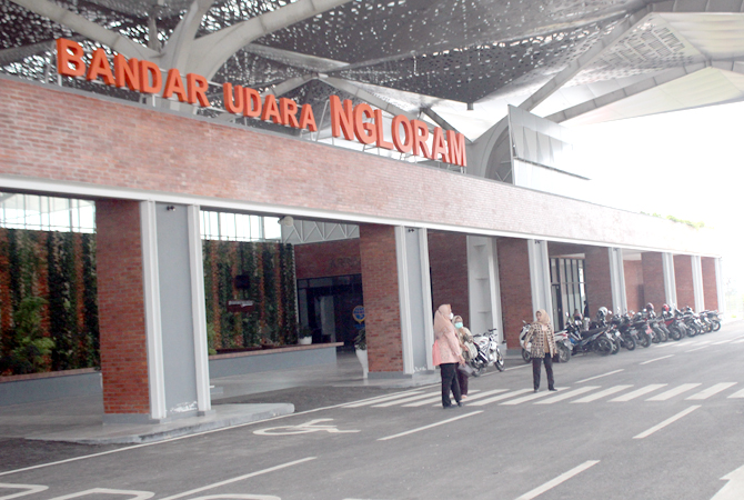 LENGANG: Beberapa warga mengunjungi Bandara Ngloram, Cepu, Blora, baru-baru ini. (VACHRI RINALDY L/RADAR KUDUS)