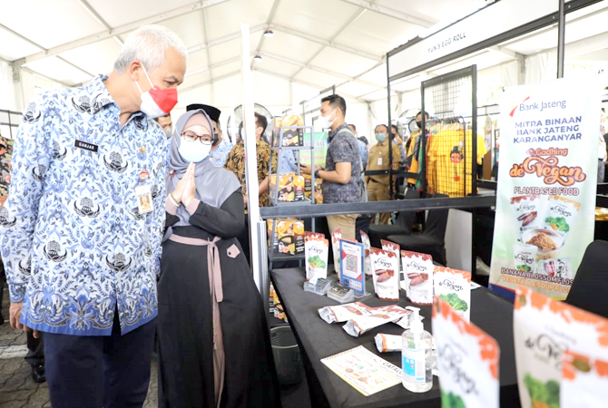 KEMBALI DIGELAR: Gubernur Jawa Tengah Ganjar Pranowo melihat produk di ajang UKM Virtual Expo (UVO) 2022 Senin (18/4). (RADAR SEMARANG FOR RADAR KUDUS)