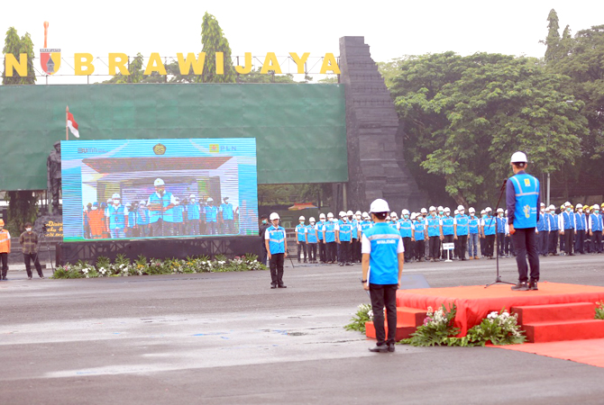 PASTIKAN KEANDALAN LISTRIK: Dirut PT PLN (Persero) Darmawan Prasodjo memimpin apel siaga Idul Fitri,  demi memastikan kesiapan pasokan listrik nasional kemarin. (PT PLN FOR RADAR KUDUS)
