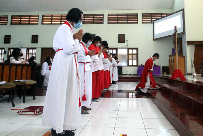 KHIDMAT: Umat Katolik mengikuti Misa Jumat Agung di Gereja Stella Maris Jepara kemarin sore. (MOH. NUR SYAHRI MUHARROM/RADAR KUDUS)