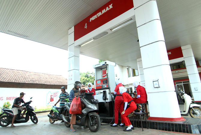 SEPI: Pengendara kendaraan bermotor mengisi bahan bakar jenis pertamax. (MOH. NUR SYAHRI MUHARROM/RADAR KUDUS)