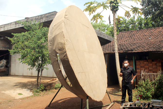 PERSIAPAN: Kelompok RT 01 sedang proses mempersiapkan replica raksasa berbentuk rebana yang akan diarak menjelang lebaran dalam lomba desa di Petekeyan, Tahunan kemarin. (NIBROS HASSANI/JAWA POS RADAR KUDUS)