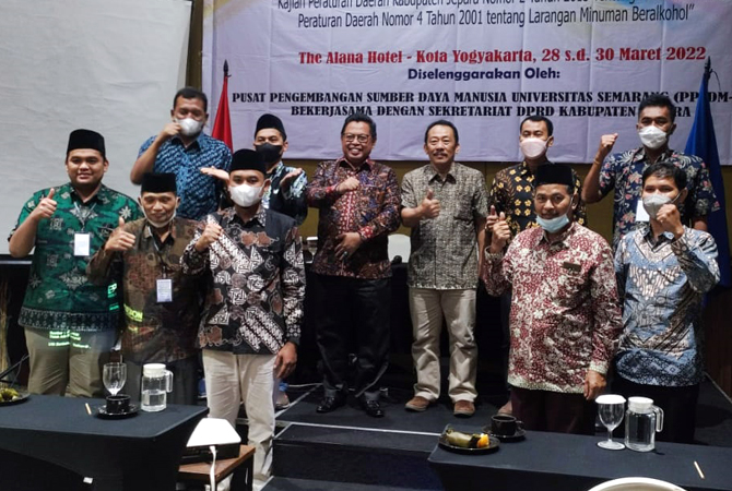 SELESAI DISKUSI: Pimpinan DPRD Jepara berfoto bersama setelah mengikuti kajian mengenai perubahan peraturan daerah mengenai larangan minuman beralkohol. (DPRD FOR RADAR KUDUS)